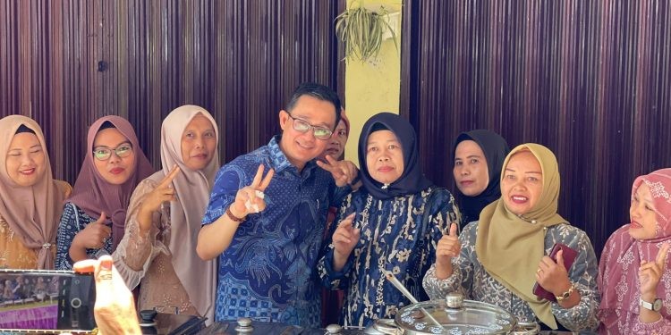 Emak-Emak Dukung Fery dalam Program Seragam Gratis dan Pupuk