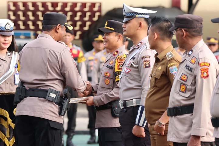 Performa Kinerja Baik, Kapolsek MDS II IPTU Syahirul Alim Terima Penghargaan dari Kapolres OKU Timur